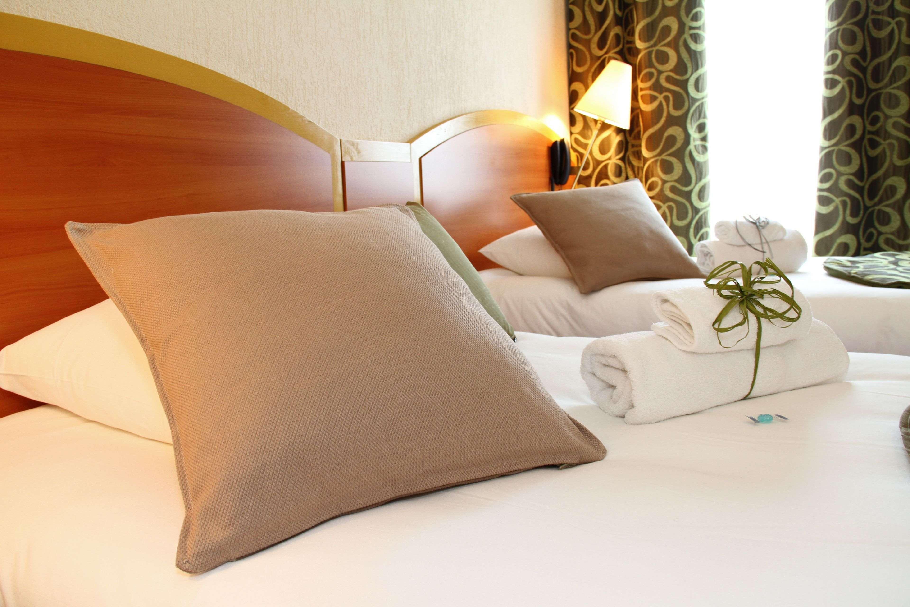 Kyriad Hotel Lamballe Bagian luar foto